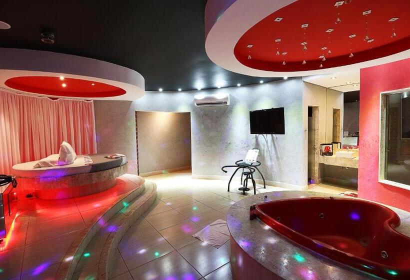 سوییت لوکس, A2 Motel