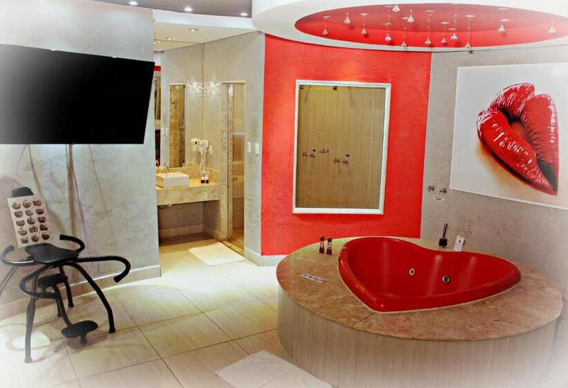 سوییت لوکس, A2 Motel