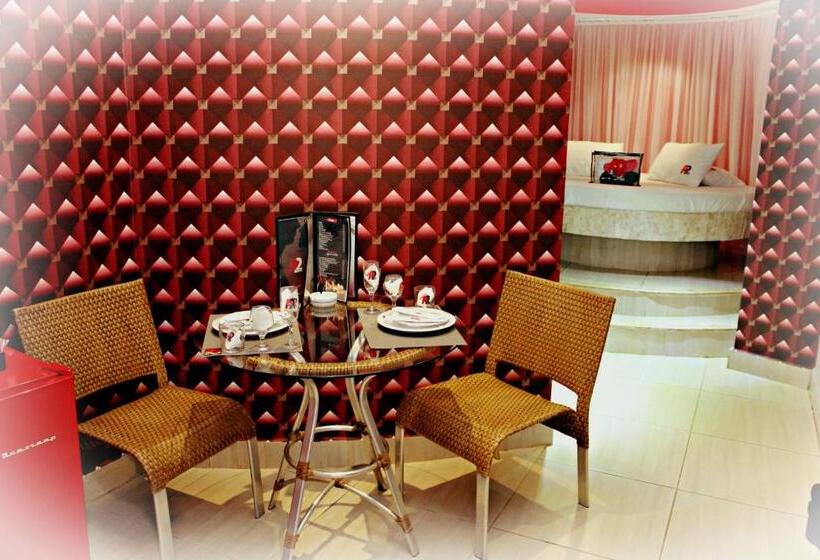 سوییت لوکس, A2 Motel