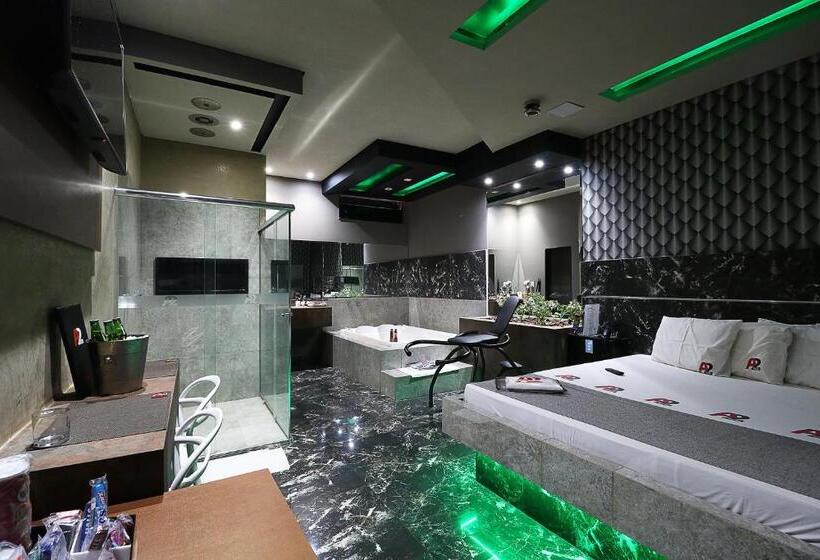 سوئیت با وان آب گرم, A2 Motel