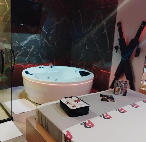 سوییت لوکس, A2 Motel