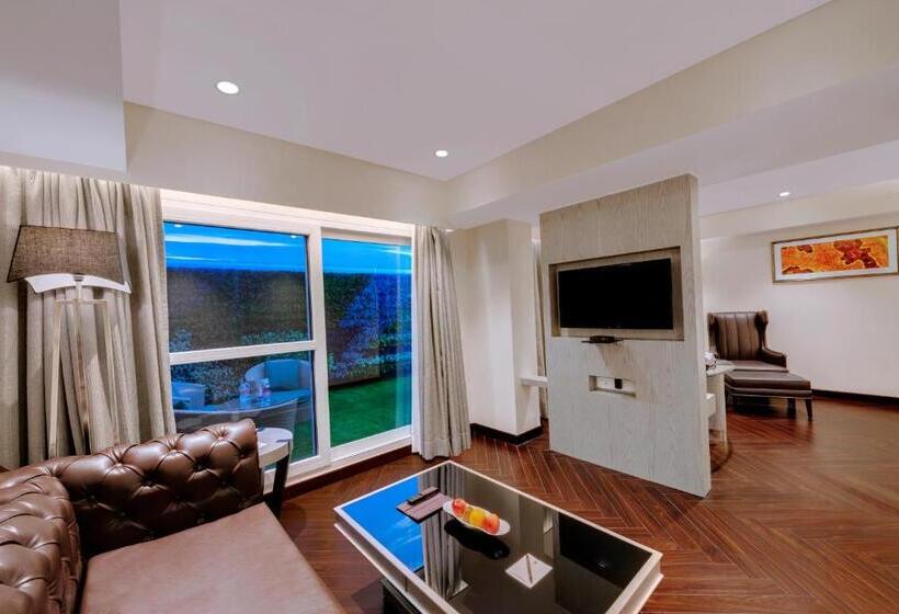 سوییت جونیور, Marina Shimla First Designer Boutique