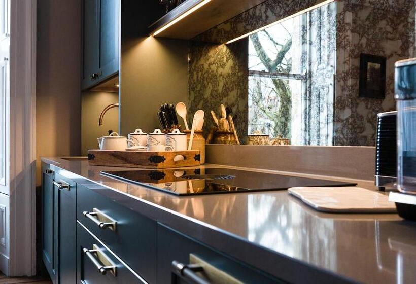 דירת חדר, Regency House