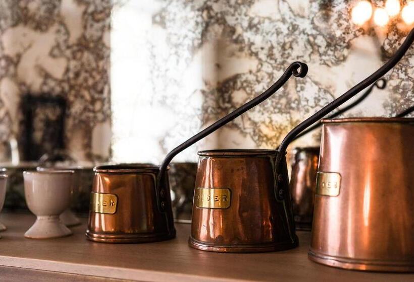 דירת חדר, Regency House