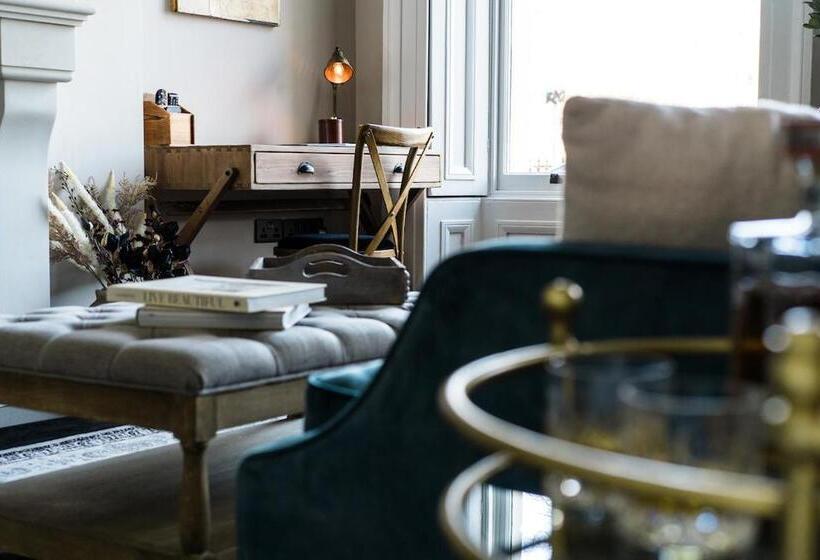 דירת חדר, Regency House