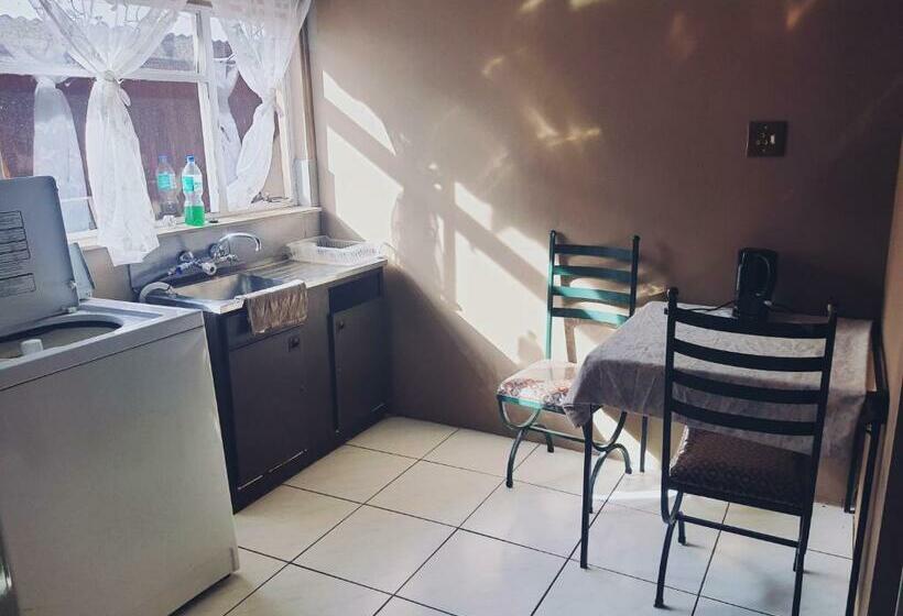 Семейный Номер, Ay Jay S Guesthouse