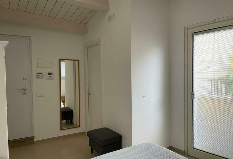 غرفة قياسية مزوَّدة بشُرفة, L Alfiere 1