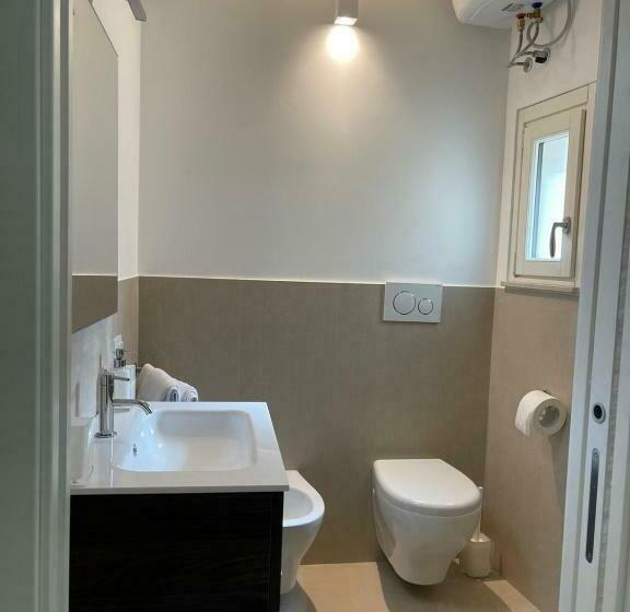 غرفة قياسية مزوَّدة بشُرفة, L Alfiere 1