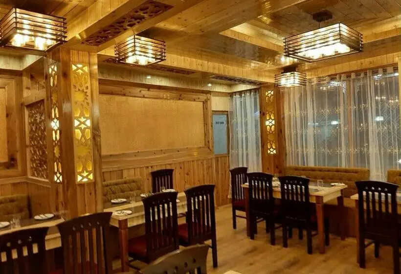 Chambre Deluxe, Zingkham Residency