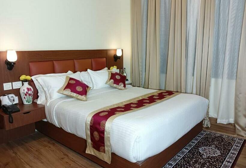 חדר אקזקיוטיב לשלושה, Zingkham Residency