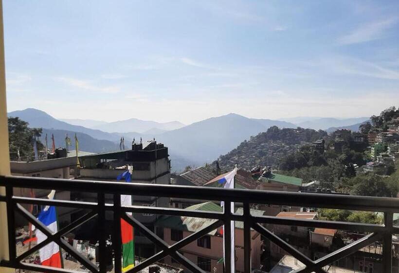 חדר לארבעה סטנדרטי עם מרפסת, Zingkham Residency