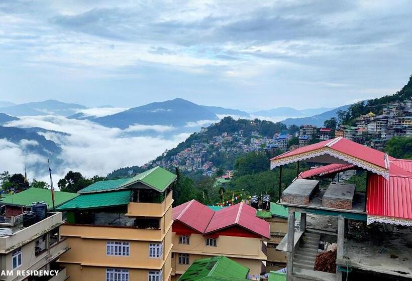 חדר לארבעה סטנדרטי עם מרפסת, Zingkham Residency