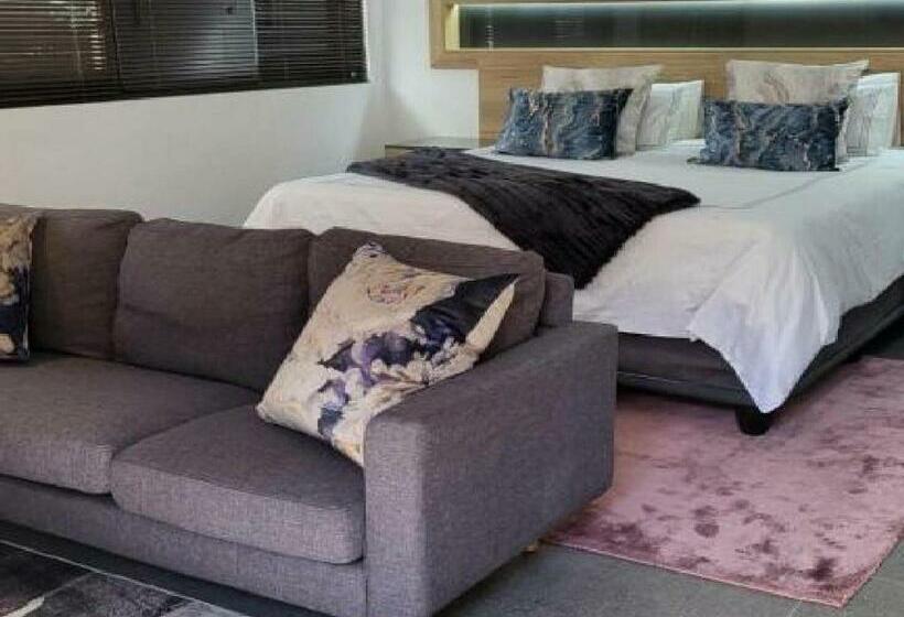 اتاق لوکس با تخت بزرگ, 17 On Buffalo