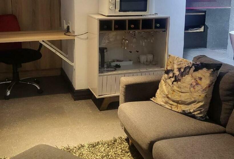 اتاق لوکس با تخت بزرگ, 17 On Buffalo