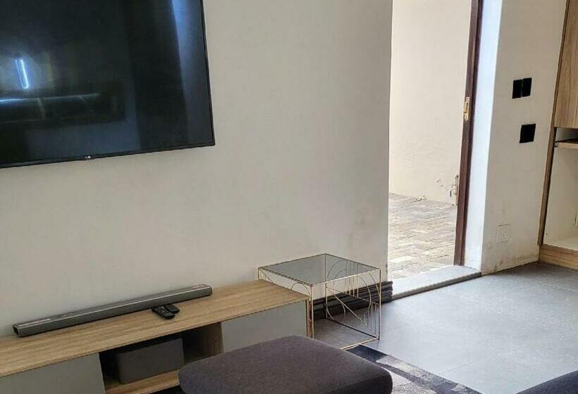 اتاق لوکس با تخت بزرگ, 17 On Buffalo