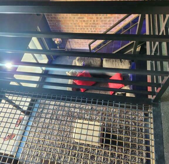 اتاق لوکس با تخت بزرگ, 17 On Buffalo