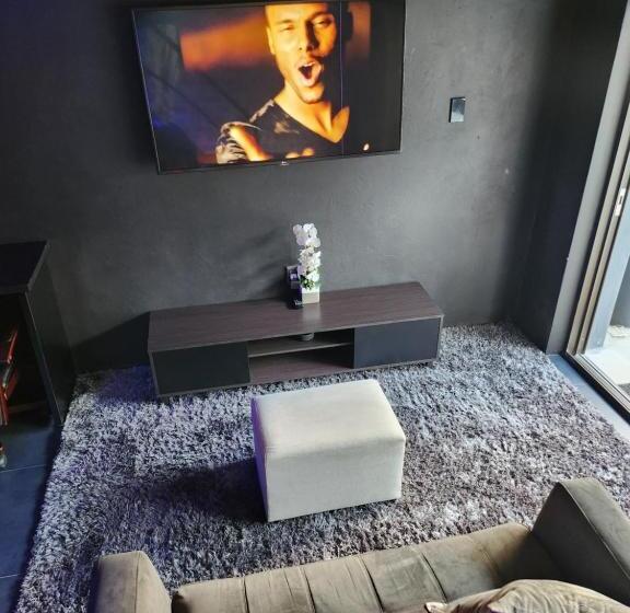 اتاق لوکس با تخت بزرگ, 17 On Buffalo