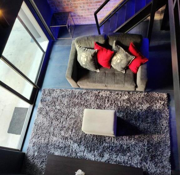 اتاق لوکس با تخت بزرگ, 17 On Buffalo