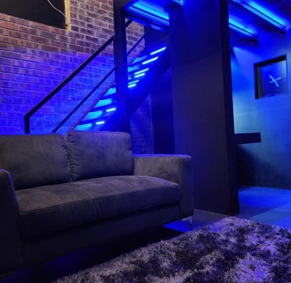 اتاق لوکس با تخت بزرگ, 17 On Buffalo