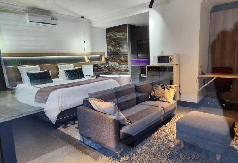 اتاق لوکس با تخت بزرگ, 17 On Buffalo