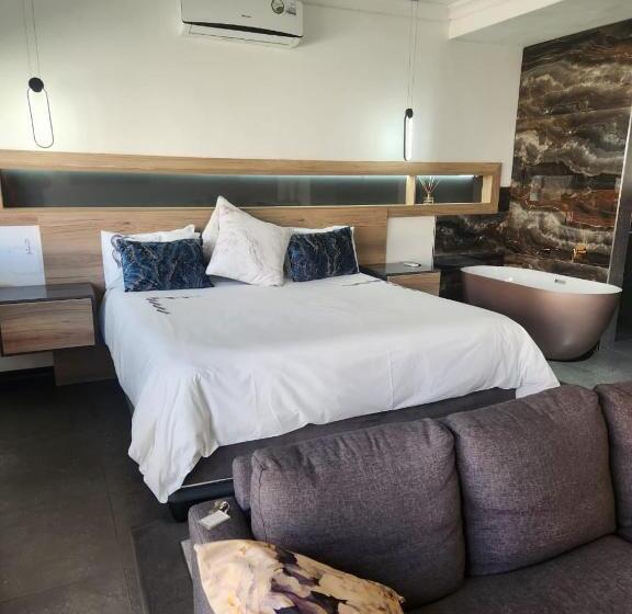 اتاق لوکس با تخت بزرگ, 17 On Buffalo