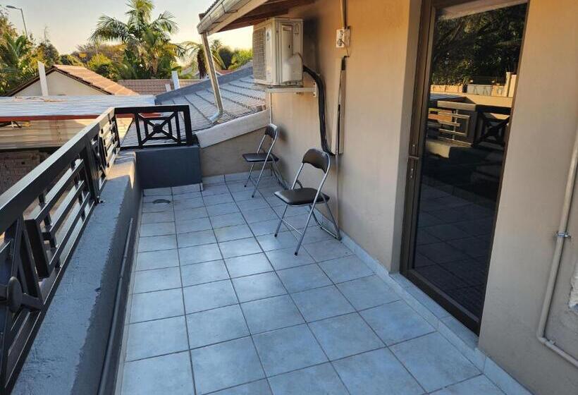 اتاق لوکس با تخت بزرگ, 17 On Buffalo