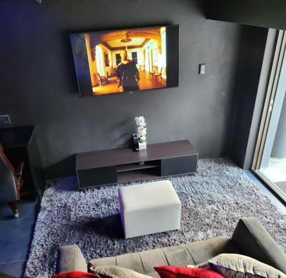 اتاق لوکس با تخت بزرگ, 17 On Buffalo