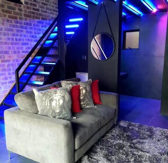 اتاق لوکس با تخت بزرگ, 17 On Buffalo