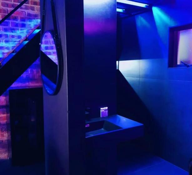 اتاق لوکس با تخت بزرگ, 17 On Buffalo