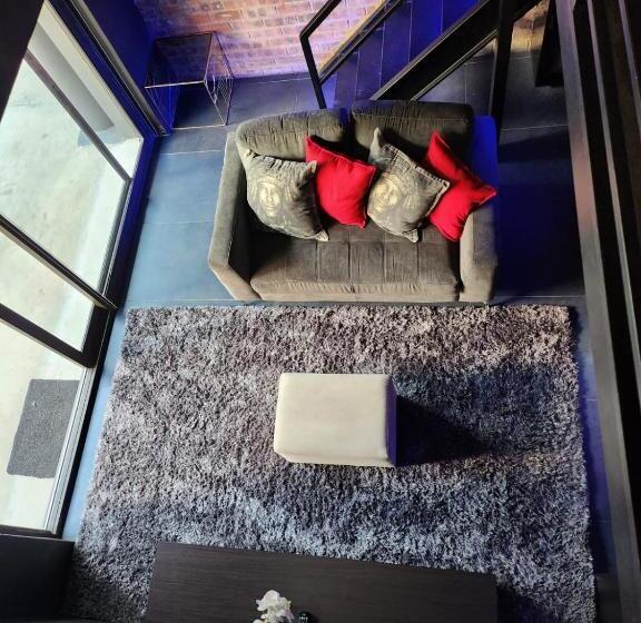 اتاق لوکس با تخت بزرگ, 17 On Buffalo