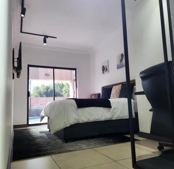 اتاق استاندارد با چشم‌انداز استخر, 17 On Buffalo