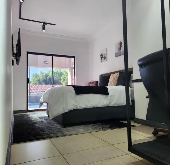 اتاق استاندارد با چشم‌انداز استخر, 17 On Buffalo