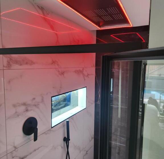 اتاق استاندارد با چشم‌انداز استخر, 17 On Buffalo