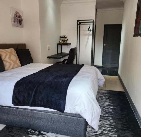 اتاق استاندارد با چشم‌انداز استخر, 17 On Buffalo