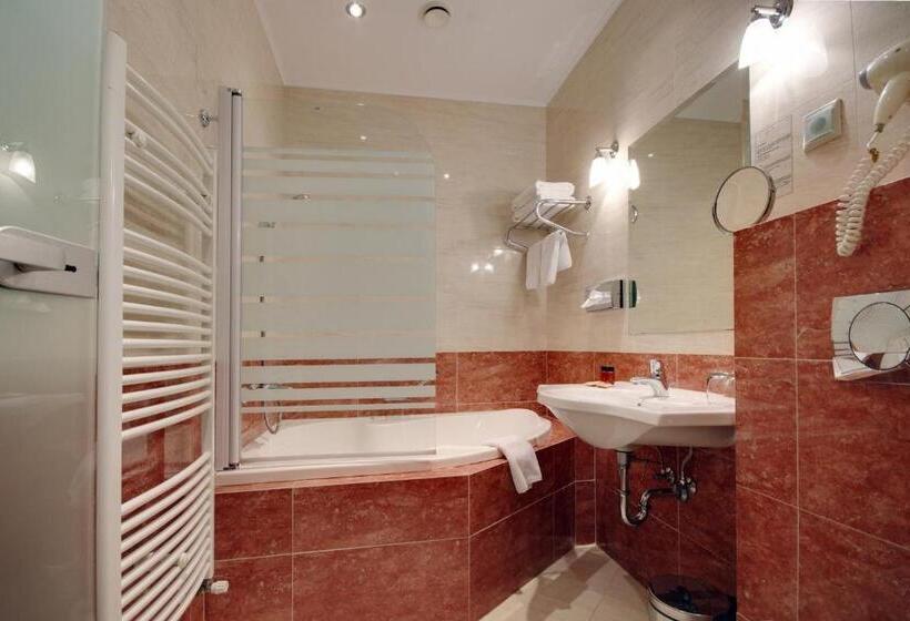 Номер Deluxe, Elizabeth