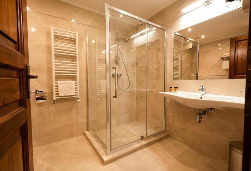 Полулюкс Вид на Сад, Elizabeth