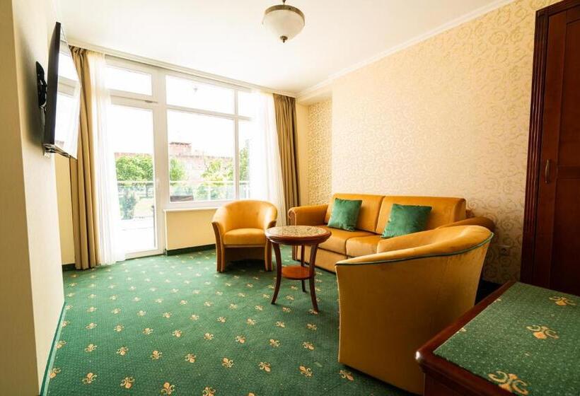 Полулюкс Вид на Сад, Elizabeth