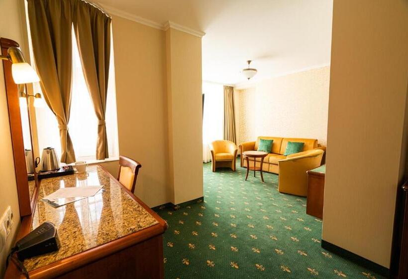 Полулюкс Вид на Сад, Elizabeth