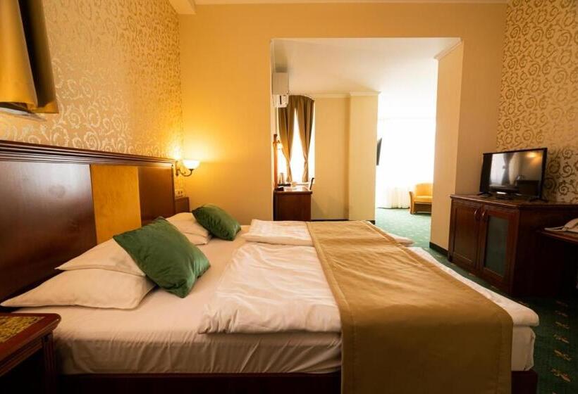 Полулюкс Вид на Сад, Elizabeth