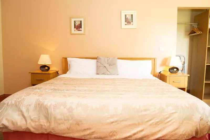 اتاق استاندارد, Groarty House/manor