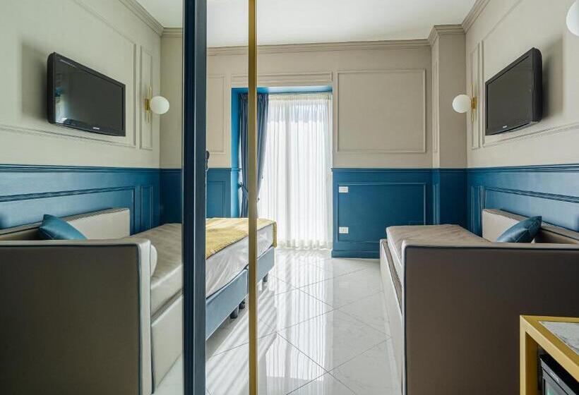 带泳池观景的豪华房, Mary