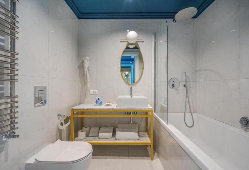 带泳池观景的豪华房, Mary