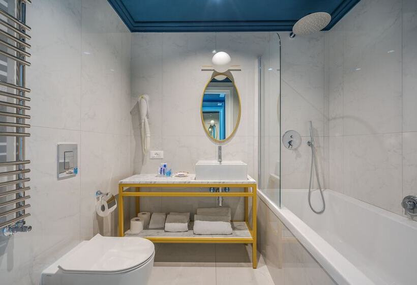 带泳池观景的豪华房, Mary