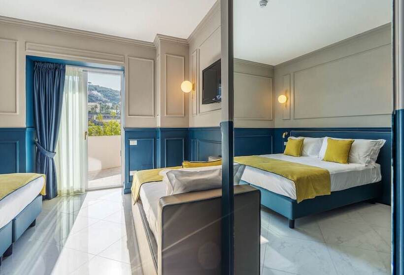 带泳池观景的豪华房, Mary