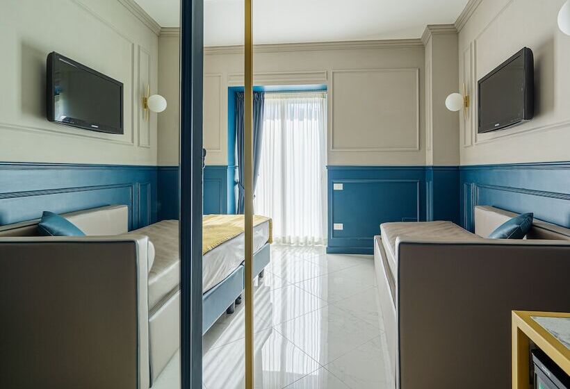 带泳池观景的豪华房, Mary