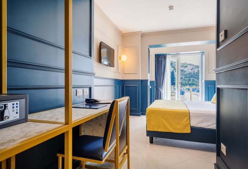 带泳池观景的豪华房, Mary