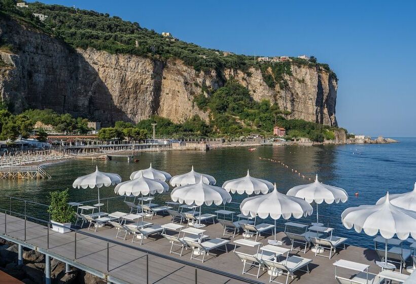 带泳池观景的豪华房, Mary