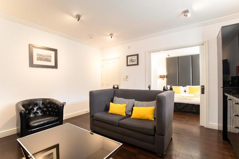 スイート, Strozzi Palace Suites By Mansley