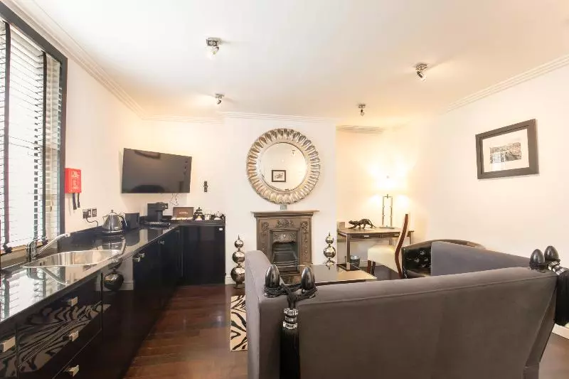 スイート, Strozzi Palace Suites By Mansley