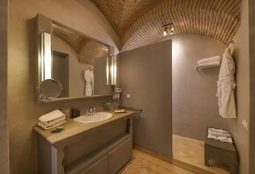 Suite with lake view, Widiane Resort